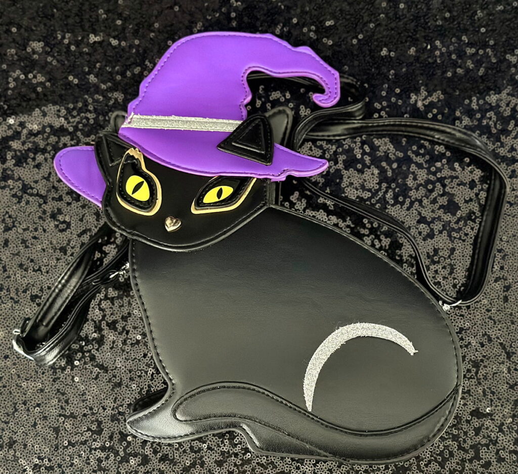 Witch-themed party favour black cat handbag with a cute purple witch hat and yellow eyes, perfect for a kids’ witch-themed party.